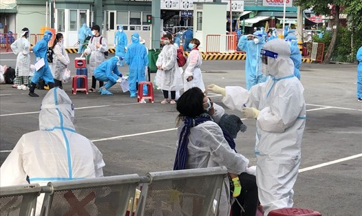 Lực lượng y tế tỉnh Đắk Lắk tổ chức test nhanh kháng nguyên SARS-CoV-2 để đưa công dân đang làm việc ở các tỉnh, thành khu vực phía Nam trở về quê. Ảnh: T.X