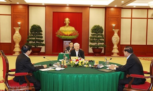 Tổng Bí thư Nguyễn Phú Trọng, Tổng Bí thư Đảng Nhân dân Cách mạng Lào Thongloun Sisoulith và Chủ tịch Đảng Nhân dân Campuchia Hun Sen tại cuộc gặp. Ảnh: TTXVN