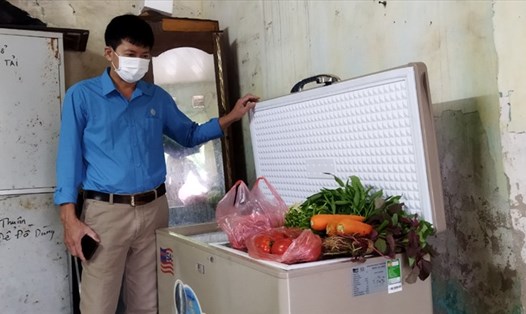Chủ tịch CĐ bộ phận Trạm tiếp viên Đường sắt Nguyễn Trọng Trung kiểm tra thực phẩm trong tủ cấp đông phục vụ anh em tổ tàu. Ảnh: CĐCC