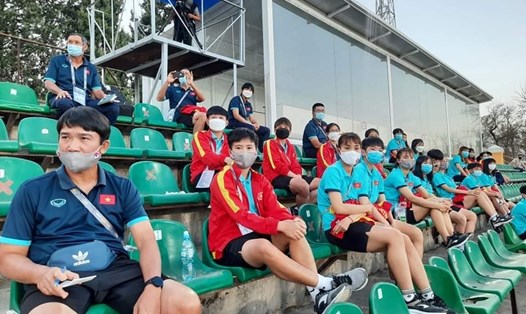 Huấn luyện viên Mai Đức Chung cùng tuyển nữ Việt Nam thăm dò đối thủ Tajikistan. Ảnh: VFF
