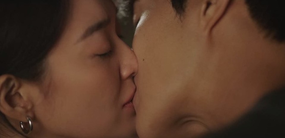 Kim Seon Ho, Shin Min Ah trao nhau nụ hôn ngọt ngào trong phim “Hometown Cha-Cha-Cha”. Ảnh: Cắt phim.