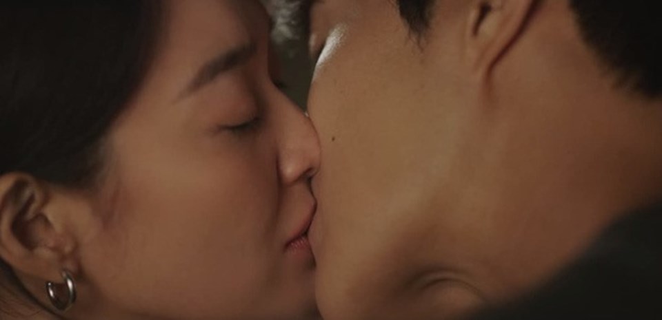 Kim Seon Ho, Shin Min Ah trao nhau nụ hôn ngọt ngào trong phim “Hometown Cha-Cha-Cha”. Ảnh: Cắt phim. Kim Seon Ho, Shin Min Ah trao nhau nụ hôn ngọt ngào trong phim “Hometown Cha-Cha-Cha”. Ảnh: Cắt phim.