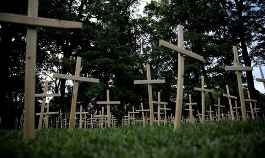 Nơi tưởng niệm những người tử vong trong đại dịch COVID-19 ở một nhà thờ thuộc tiểu bang Louisiana, Mỹ. Mỗi cây thánh giá tượng trưng cho 1 người đã mất. Ảnh: AFP