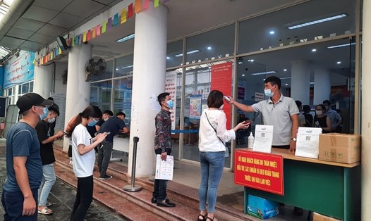 Người lao động đến Trung tâm Dịch vụ việc làm Hà Nội giải quyết thủ tục hưởng Bảo hiểm thất nghiệp. Ảnh Anh Thư.