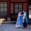 Du khách trong trang phục truyền thống tại điểm du lịch ở Seoul, Hàn Quốc. Ảnh: AFP