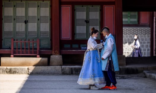 Du khách trong trang phục truyền thống tại điểm du lịch ở Seoul, Hàn Quốc. Ảnh: AFP