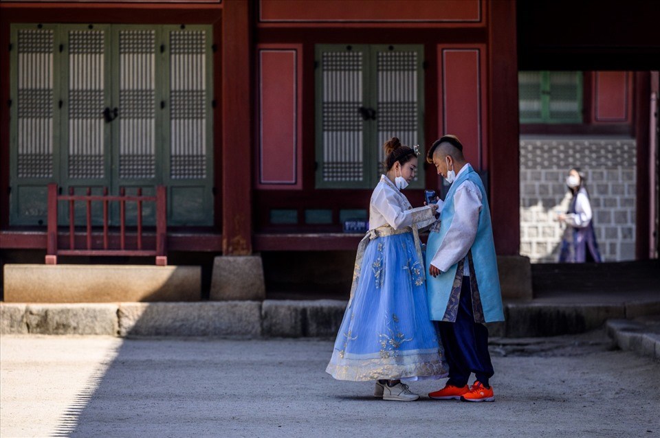 Du khách trong trang phục truyền thống tại điểm du lịch ở Seoul, Hàn Quốc. Ảnh: AFP Du khách trong trang phục truyền thống tại điểm du lịch ở Seoul, Hàn Quốc. Ảnh: AFP