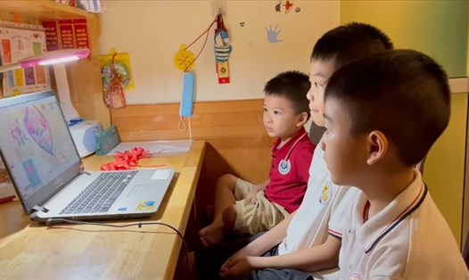 Hà Nội tiếp tục dạy học trực tuyến. Ảnh: Thiều Trang.