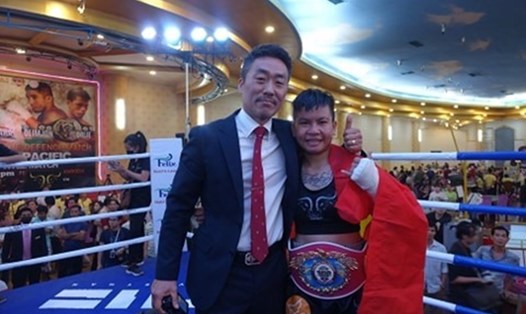 Ông Kim Sang-bum (trái) góp công lớn khi giúp boxing Việt Nam có tay đấm nữ đầu tiên vô địch WBO Châu Á - Thái Bình Dương và có thể sắp tới là vô địch thế giới. Ảnh: Nguyễn Đăng.