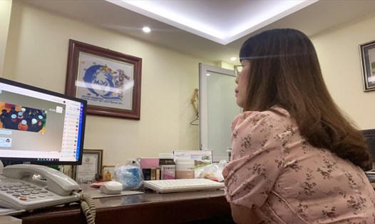 Bà Hoàng Thị Lan Hương - Giám đốc Công ty Vietmoon Travel - hiện phải bán hàng online để có thu nhập duy trì hoạt động của công ty. Ảnh: Hà Anh