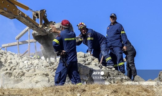 Lính cứu hỏa tìm kiếm nạn nhân sống sót trong đống đổ nát của một nhà thờ ở làng Arkalochori trên đảo Crete, ngày 27.9.2021. Ảnh: AFP