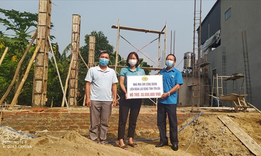 LĐLĐ huyện Văn Yên trao hỗ trợ 30.000.000 đồng cho đoàn viên Công đoàn có hoàn cảnh khó khăn để xây dựng Mái ấm Công đoàn. Ảnh: CĐCC