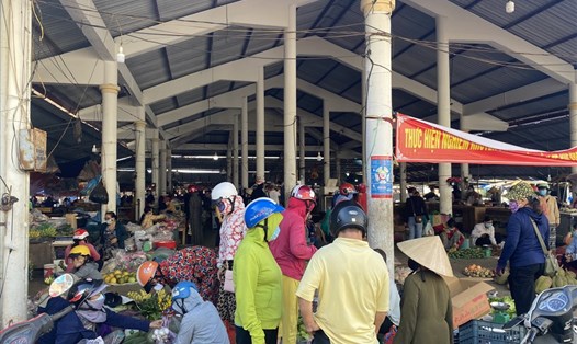 Người dân ở huyện Cam Lộ đổ xô đi chợ mua đồ tích trữ sau khi nghe thông tin xuất hiện ca mắc COVID-19 ở cộng đồng. Ảnh: Hưng Thơ.