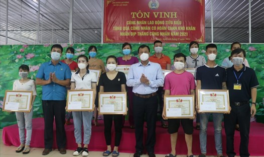 Tặng quà cho công nhân khó khăn tại Công ty TNHH Vina Hanhee. Ảnh: LĐLĐ huyện Lục Ngạn