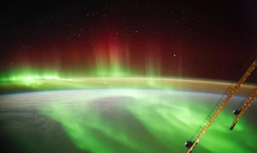 Hiện tượng cực quang trên Trái đất do bão Mặt trời gây ra, ảnh chụp từ Trạm Vũ trụ Quốc tế ISS. Ảnh: NASA