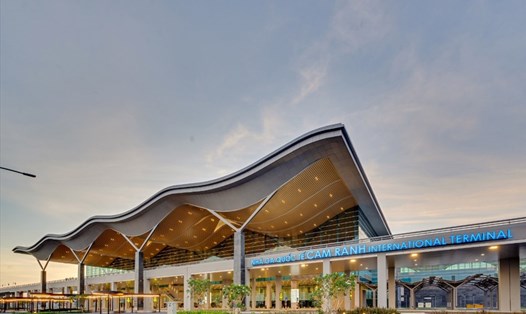 Cảng hàng không quốc tế Cam Ranh vừa đón chuyến bay quốc tế đầu tiên đến Khánh Hòa từ khi dịch bùng phát hồi tháng 6. Ảnh: HL