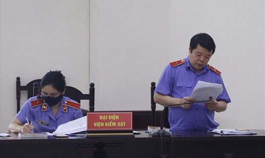 Đại diện Viện Kiểm sát nhân dân Cấp cao tại Hà Nội nêu quan điểm giải quyết vụ án sai phạm tại dự án Ethanol Phú Thọ. Ảnh: V.Dũng