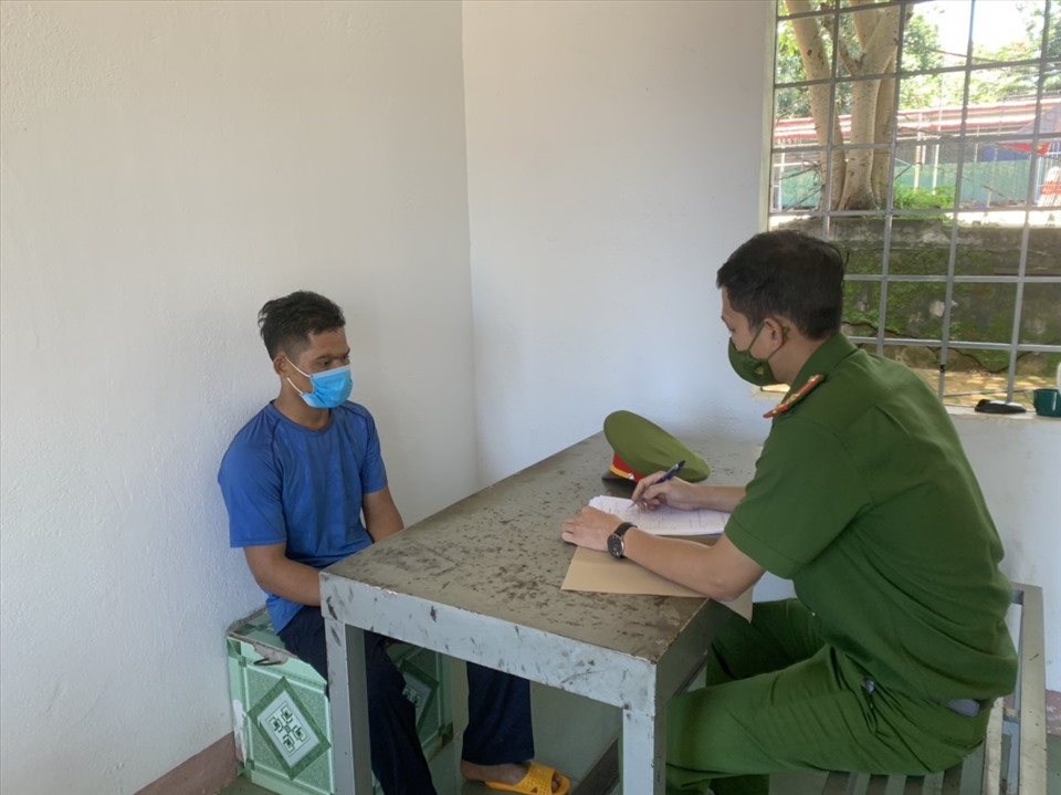 Đối tượng Y Tin tại cơ quan điều tra. Ảnh: Minh Quỳnh