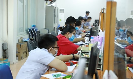 Người lao động giải quyết chế độ bảo hiểm thất nghiệp. Ảnh: Hải Nguyễn
