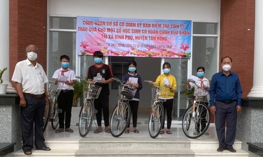 Trao xe đạp cho các em học sinh nghèo tại xã Bình Phú (huyện Tân Hồng, tỉnh Đồng Tháp).