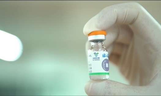 Một lọ vaccine COVID-19 của Sinopharm. Ảnh: Tân Hoa Xã