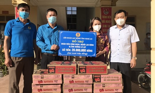 Liên đoàn Lao động tỉnh Nghệ An hỗ trợ 20 triệu đồng cho đoàn viên, người lao động huyện Quỳnh Lưu bị ảnh hưởng lũ lụt. Ảnh: Trần Đông