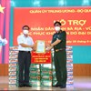 Lãnh đạo Ủy ban MTTQ VN tỉnh trao tặng thư cảm ơn cho đại diện Quân ủy Trung ương - Bộ Quốc phòng. Ảnh: M.N