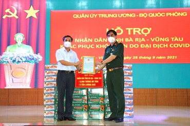 Lãnh đạo Ủy ban MTTQ VN tỉnh trao tặng thư cảm ơn cho đại diện Quân ủy Trung ương - Bộ Quốc phòng. Ảnh: M.N