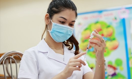 Nhân viên y tế tham gia tiêm vaccine COVID-19. Ảnh minh hoạ: Hải Nguyễn