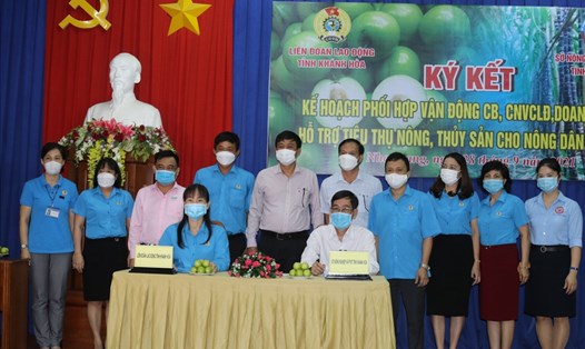 Công đoàn Khánh Hoà và Sở NN&PTNN tỉnh ký kết phối hợp tiêu thụ nông thuỷ sản cho nông dân. Ảnh: Phương Linh