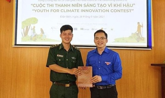 Ông Mùa Chiến Thắng, Trưởng Ban phong trào Tỉnh đoàn Điện Biên tặng quà động viên Trung úy Nguyễn Văn Hiển - người đoạt giải nhất. Ảnh: BĐBP