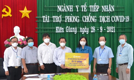 Sở Y tế Kiên Giang nhận gói hỗ trợ trang thiết bị y tế trị giá 25 tỉ đồng. Ảnh: BTC