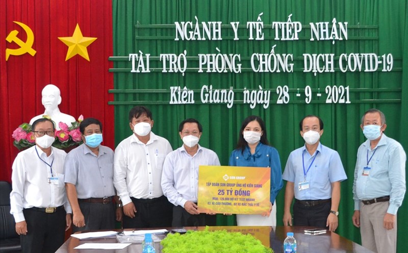 Sở Y tế Kiên Giang nhận gói hỗ trợ trang thiết bị y tế trị giá 25 tỉ đồng. Ảnh: BTC