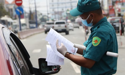 Người dân lưu thông trên đường phải mang theo giấy tờ đủ kiều kiện được lưu thông để xuất trình khi cơ quan chức năng kiểm tra.