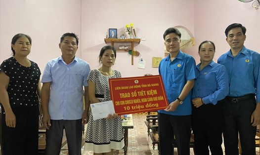 Hà Giang trao sổ tiết kiệm cho con đoàn viên công đoàn hoàn cảnh khó khăn Ảnh: Hoàng Hương