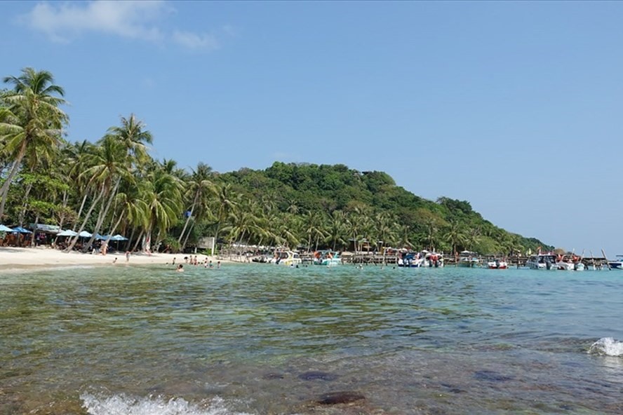 Phú Quốc sẽ thí điểm đón du khách quốc tế bằng hộ chiếu vaccine vào cuối tháng 11. Ảnh: LĐ