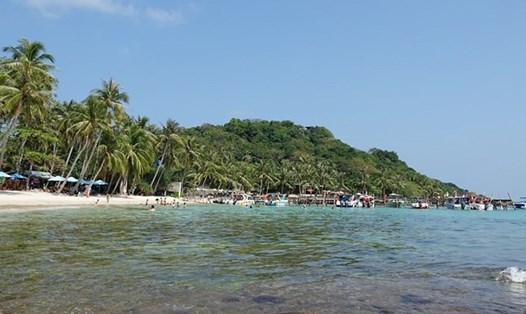 Phú Quốc sẽ thí điểm đón du khách quốc tế bằng hộ chiếu vaccine vào cuối tháng 11. Ảnh: LĐ