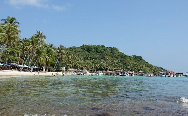 Phú Quốc sẽ thí điểm đón du khách quốc tế bằng hộ chiếu vaccine vào cuối tháng 11. Ảnh: LĐ