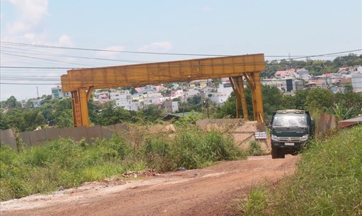 Một công trình giao thông trọng điểm ở địa bàn TP.Buôn Ma Thuột, tỉnh Đắk Lắk đang trong quá trình triển khai xây dựng sau nhiều năm chậm tiến độ. Ảnh: Bảo Trung