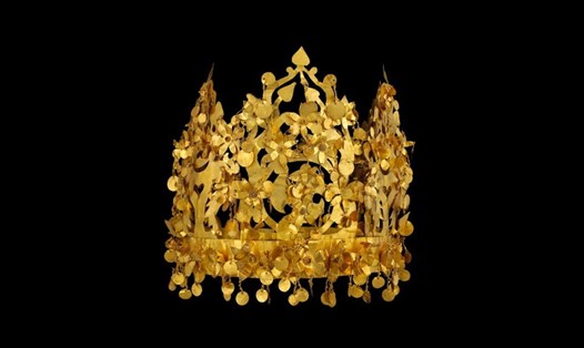 Chiếc vương miện vàng cực kỳ giá trị này chỉ là một phần trong kho báu Bactrian. Ảnh: AFP