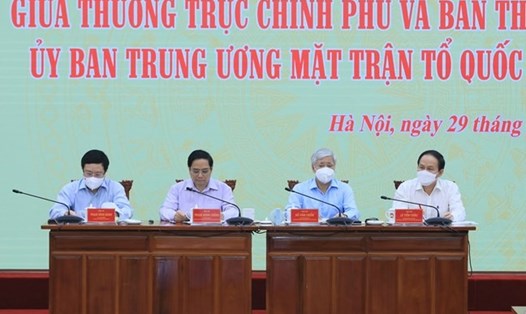 Thủ tướng Phạm Minh Chính cùng các đại biểu chủ trì Hội nghị giữa Thường trực Chính phủ và Ban Thường trực Uỷ ban Trung ương MTTQ Việt Nam. Ảnh: Hải Nguyễn