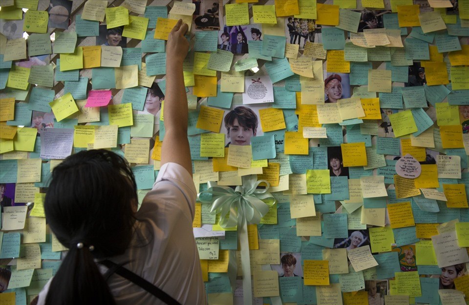 Một người hâm mộ tưởng niệm cố ca sĩ Kim Jong-Hyun của ban nhạc Hàn Quốc SHINee, người tự tử năm 2017. Ảnh: AFP