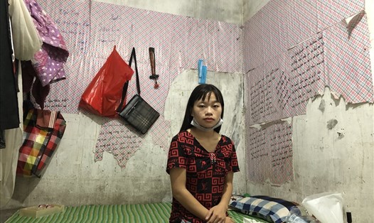 Căn phòng trọ chật chội, ẩm thấp của một gia đình công nhân ở thôn Sơn Đồng, xã Tiên Phương, huyện Chương Mỹ (Hà Nội). Ảnh: Bảo Hân