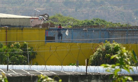 Một tù nhân tại nhà tù ở Guayaquil, Ecuador, hôm 29.9. Ảnh: AFP