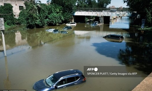 Một con đường bị ngập lụt ở thành phố New York, Mỹ. Ảnh: AFP