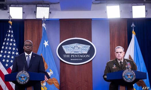 Bộ trưởng Quốc phòng Mỹ Lloyd Austin (trái) và Tướng Mark Milley (phải) trong cuộc họp báo ngày 1.9. Ảnh: AFP