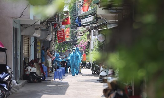 Lực lượng y tế lấy mẫu xét nghiệm cho những người liên quan tại ngõ 76 An Dương (Tây Hồ, Hà Nội). Ảnh: TG