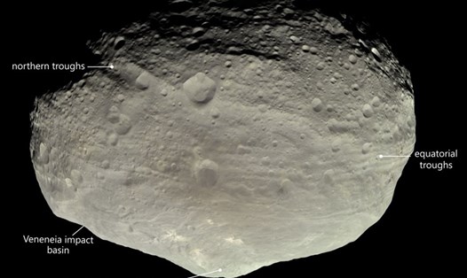 Các cấu trúc bí ẩn trên tiểu hành tinh Vesta. Ảnh: NASA