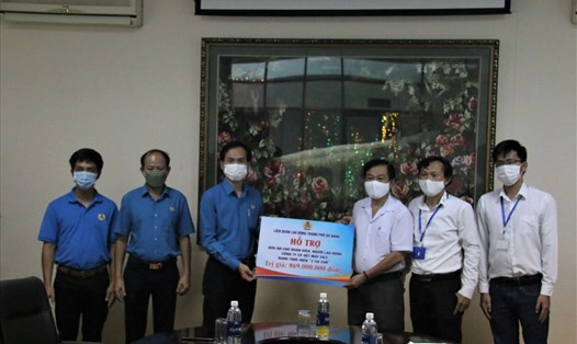 Liên đoàn Lao động TP.Đà Nẵng trao tiền hỗ trợ bữa ăn cho công nhân thực hiện "3 tại chỗ" ở Công ty CP Dệt May 29/3. Ảnh: Thanh Chung