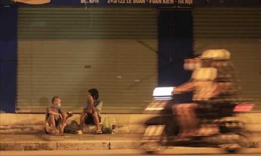Người vô gia cư tại Hà Nội gặp nhiều khó khăn giữa bối cảnh dịch bệnh. Ảnh: Hoài Anh
